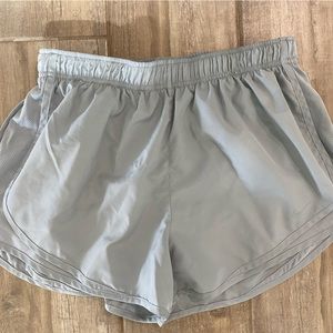 Women’s Nike shorts- L